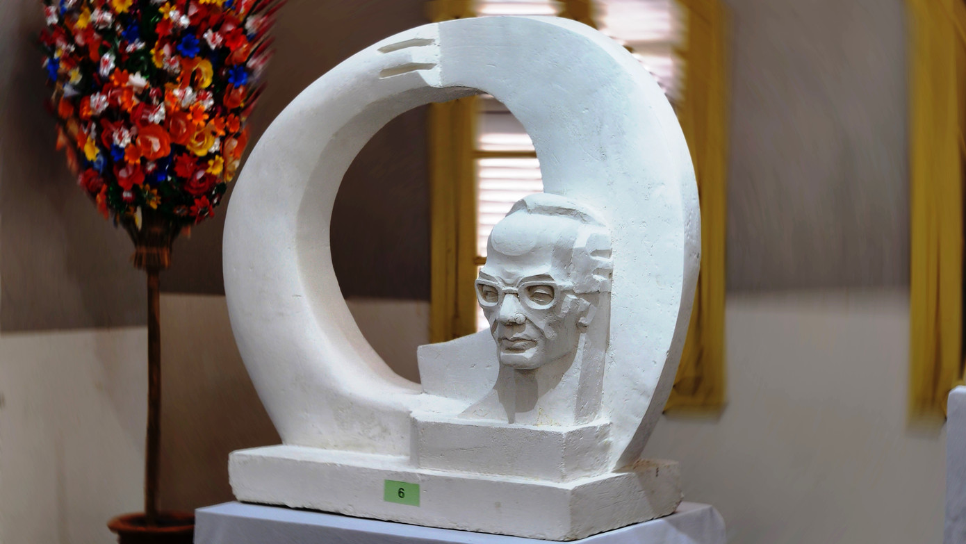 Năm 2021, Hội Nghiên cứu và Phát triển Di sản Văn hóa Huế từng đề đạt nguyện vọng đến UBND tỉnh TT-Huế và được đồng ý về việc kêu gọi vận động đóng góp để dựng tượng Trịnh Công Sơn ở Huế. Theo dự định, tượng cố nhạc sĩ sẽ dựng ở vườn hoa bên đường Trịnh Công Sơn, phía bờ bắc sông Hương với chủ đề “Nối vòng tay lớn”. Tượng sẽ làm bằng chất liệu đồng, cao khoảng 2 m, với yêu cầu nêu bật được khát vọng của ca khúc nêu trên, cũng như tạo sự gần gũi gắn bó với người đến chiêm ngưỡng mà không có sự cách biệt. Trong ảnh là mẫu phác thảo của tác giả Lê Ngọc Thái (Huế)