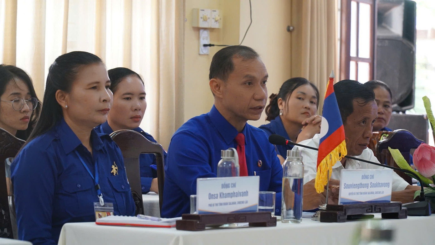 Lãnh đạo Tỉnh Đoàn Salavan và các thành viên đoàn công tác tham dự lễ ký kết.