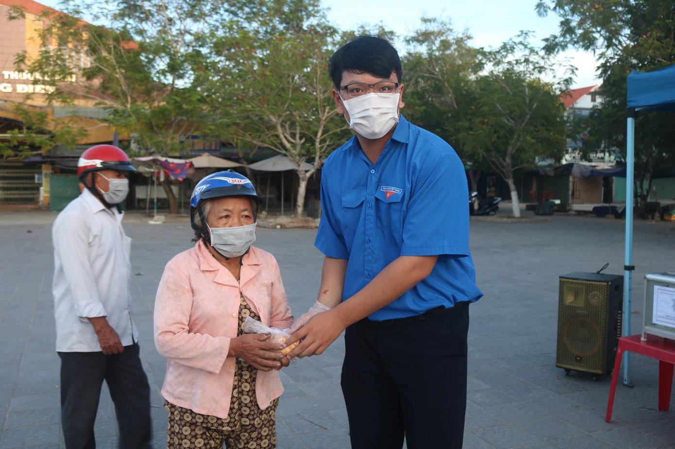 Những bánh mì "0 đồng" đầu tiên đến tay người nghèo Những bánh mì "0 đồng" đầu tiên đến tay người nghèo