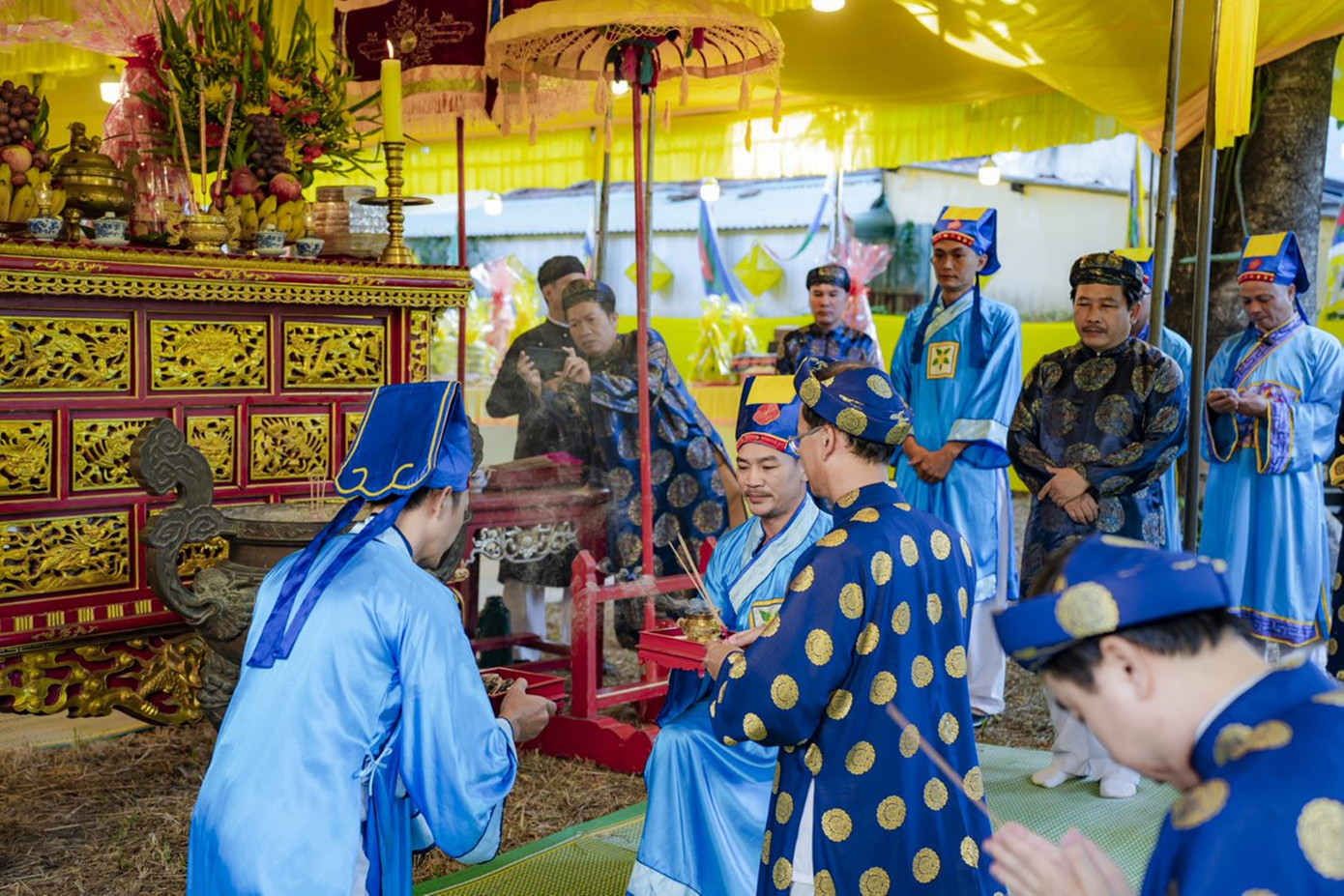 Lễ tế được Trung tâm Bảo tồn Di tích Cố đô Huế phục dựng bài bản với các nghi lễ chính theo nghi thức thời nhà Nguyễn dưới triều vua Duy Tân, gồm: lễ quán tẩy (rửa tay), lễ thướng hương (dâng hương), lễ sơ hiến tửu (dâng rượu lần đầu), lễ đọc chúc, lễ hành á hiến (dâng rượu lần thứ hai), lễ chung hiến (dâng rượu lần thứ ba), lễ dâng trà, lễ hóa văn tế… (Ảnh: Đình Hoàng)