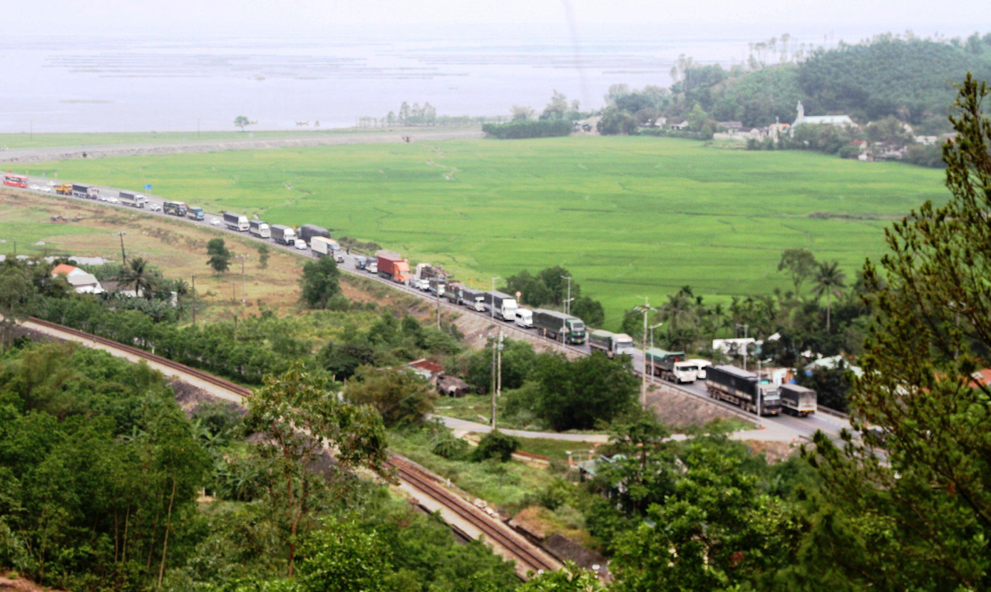Xe cộ bám sát đuôi nhau "nhích" vào hầm đường bộ Phước Tượng nếu không muốn đi tuyến đèo vừa nguy hiểm lại vẫn chịu phí BOT
