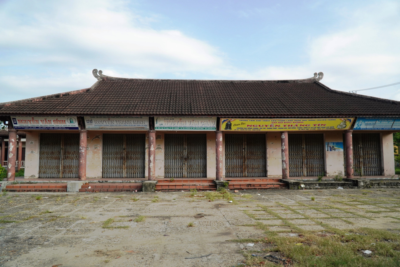 Trung tâm được xây dựng vào năm 2005, trên diện tích đất rộng 4.300m2, nằm ở vị trí mặt tiền đắc địa đường Bùi Thị Xuân (phường Phường Đúc, TP. Huế). Đây là nơi có chức năng trưng bày, giới thiệu và quảng bá các sản phẩm nghề đúc đồng xứ Huế - một nghề truyền thống nổi tiếng hình thành và tồn tại qua hàng trăm năm nay.