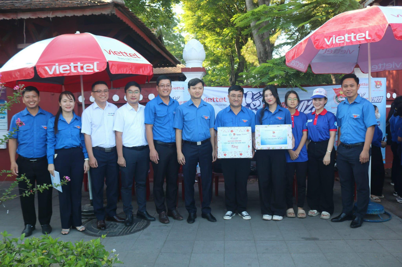 Bí thư T.Ư Đoàn Nguyễn Minh Triết và đoàn công tác tặng quà cho đội hình thanh niên tình nguyện tại Trường Quốc học Huế.