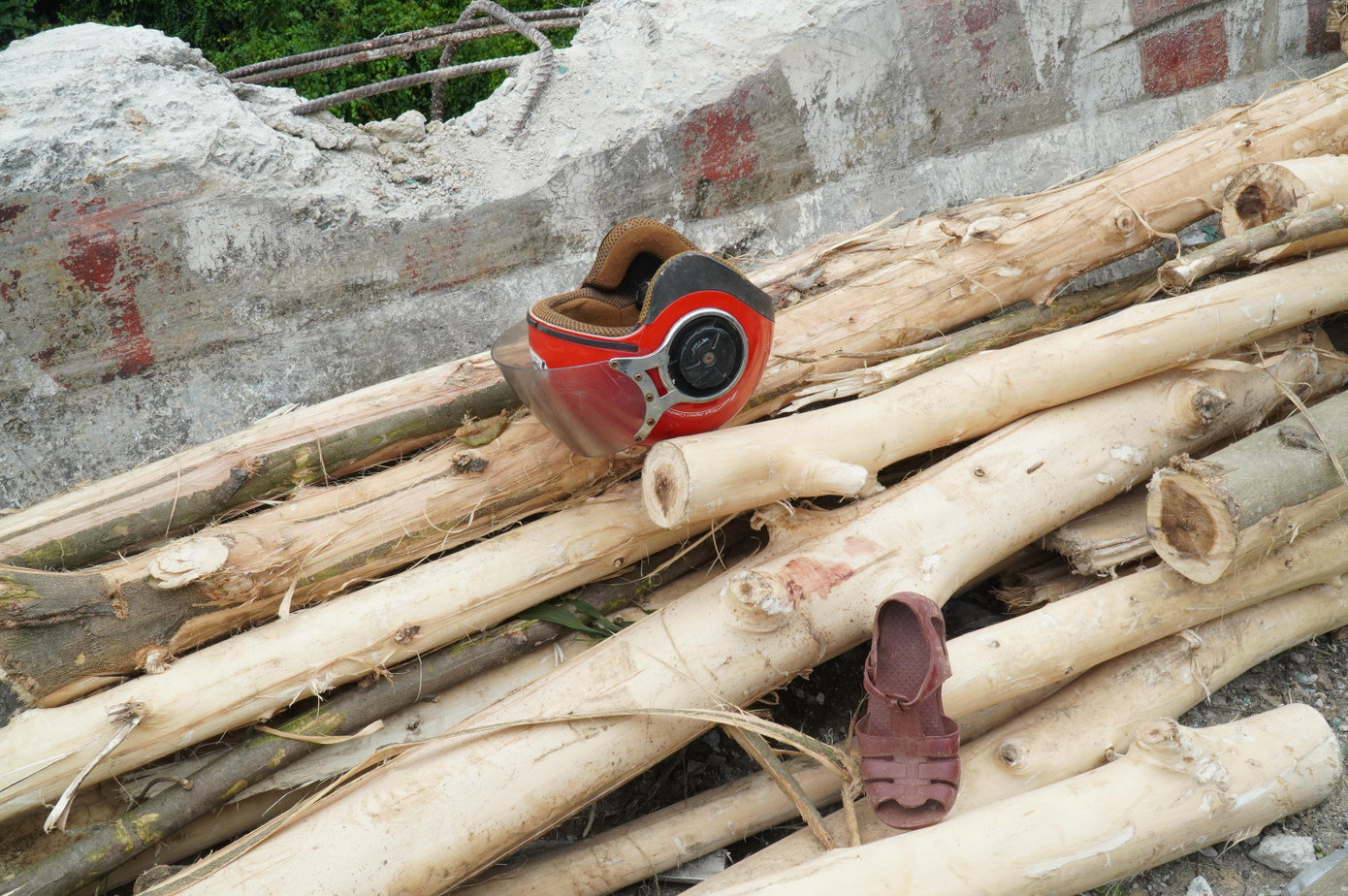 Mũ bảo hiểm, dép nhựa, vật dụng của các nạn nhân còn nằm lại hiện trường. Mũ bảo hiểm, dép nhựa, vật dụng của các nạn nhân còn nằm lại hiện trường.