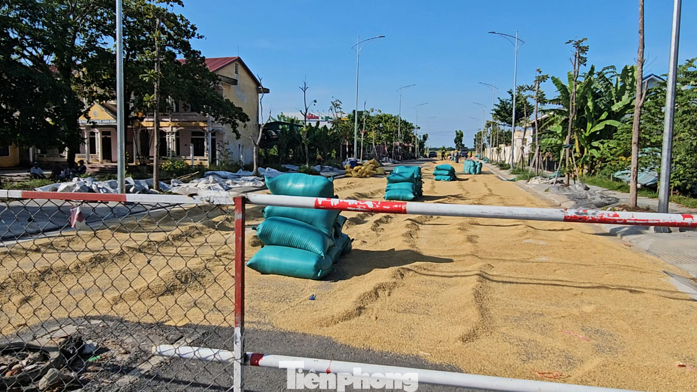 Một lãnh đạo UBND thị xã Hương Thủy thông tin, trên địa bàn có nhiều tuyến đường cần đấu nối vào quốc lộ 1 như tại vị trí Km 831+60, Km 320+500, Km 834+800, Km 836+850, Km 837+100… “Để thực hiện việc đấu nối, cần đầu tư làn chuyển tốc, làn dừng xe chờ rẽ trái theo quy định hiện hành về quản lý và bảo vệ kết cấu đường bộ. Trong khi, có những công trình đầu tư từ trước khi có quy định mới về đấu nối. Hơn nữa, việc đầu tư những hạng mục này phải bố trí nguồn vốn lớn và thực hiện bằng dự án mới nên cần thời gian để triển khai”, vị lãnh đạo thị xã Hương Thủy này cho hay.