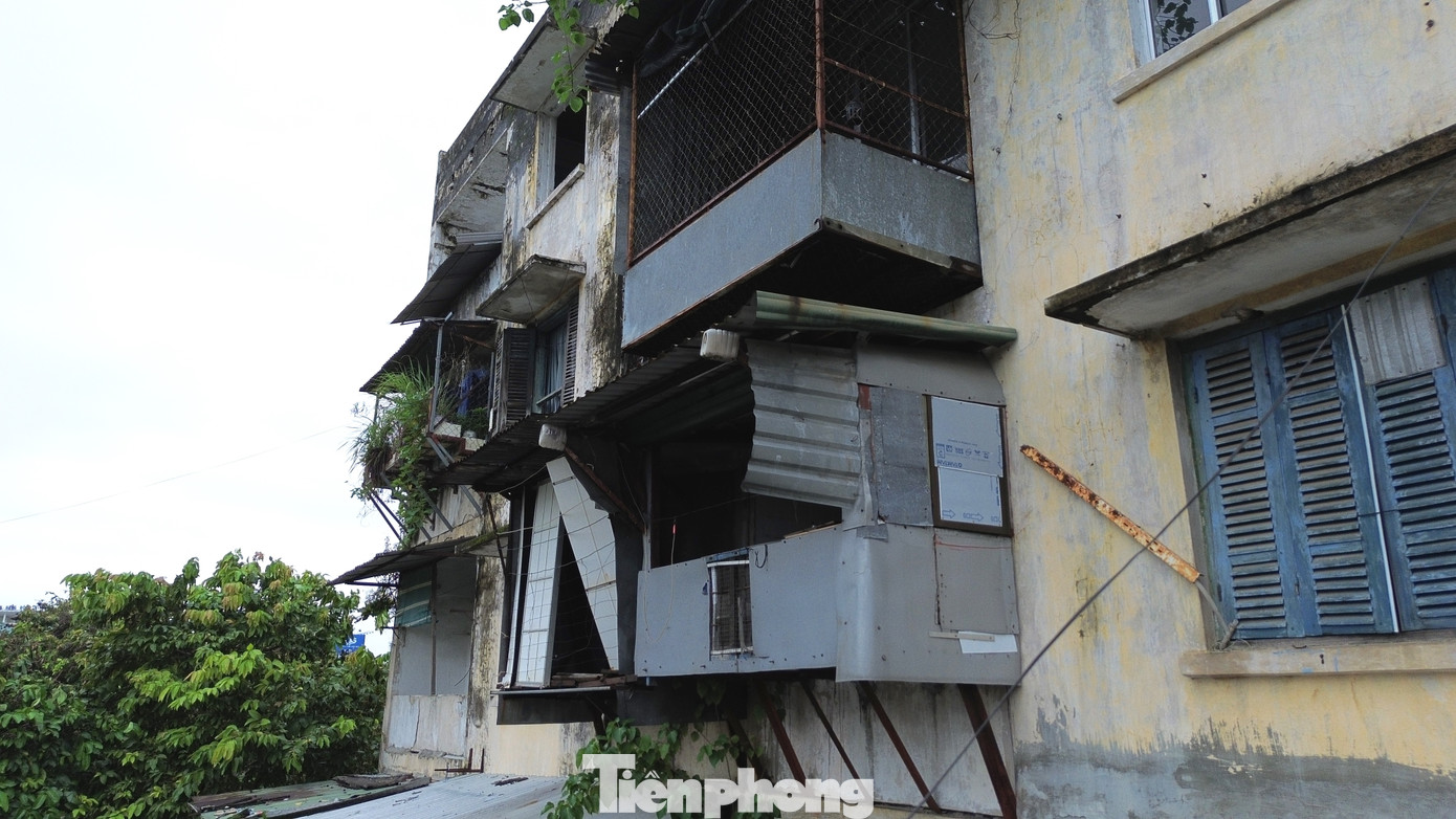 Trên cơ sở đó, đơn vị tư vấn kết luận, các dãy nhà A, B, C thuộc trường hợp phải cải tạo, xây dựng lại theo Luật nhà ở. Còn theo UBND TP. Huế, việc cải tạo khu chung cư Đống Đa nhằm đảm an toàn tài sản, tính mạng cho người dân, mỹ quan đô thị. Công trình cải tạo, xây dựng nhằm tạo nơi ở mới an toàn, khang trang; quyền lợi của người dân cũng phải được đảm bảo sau khi thực hiện cải tạo khu chung cư.