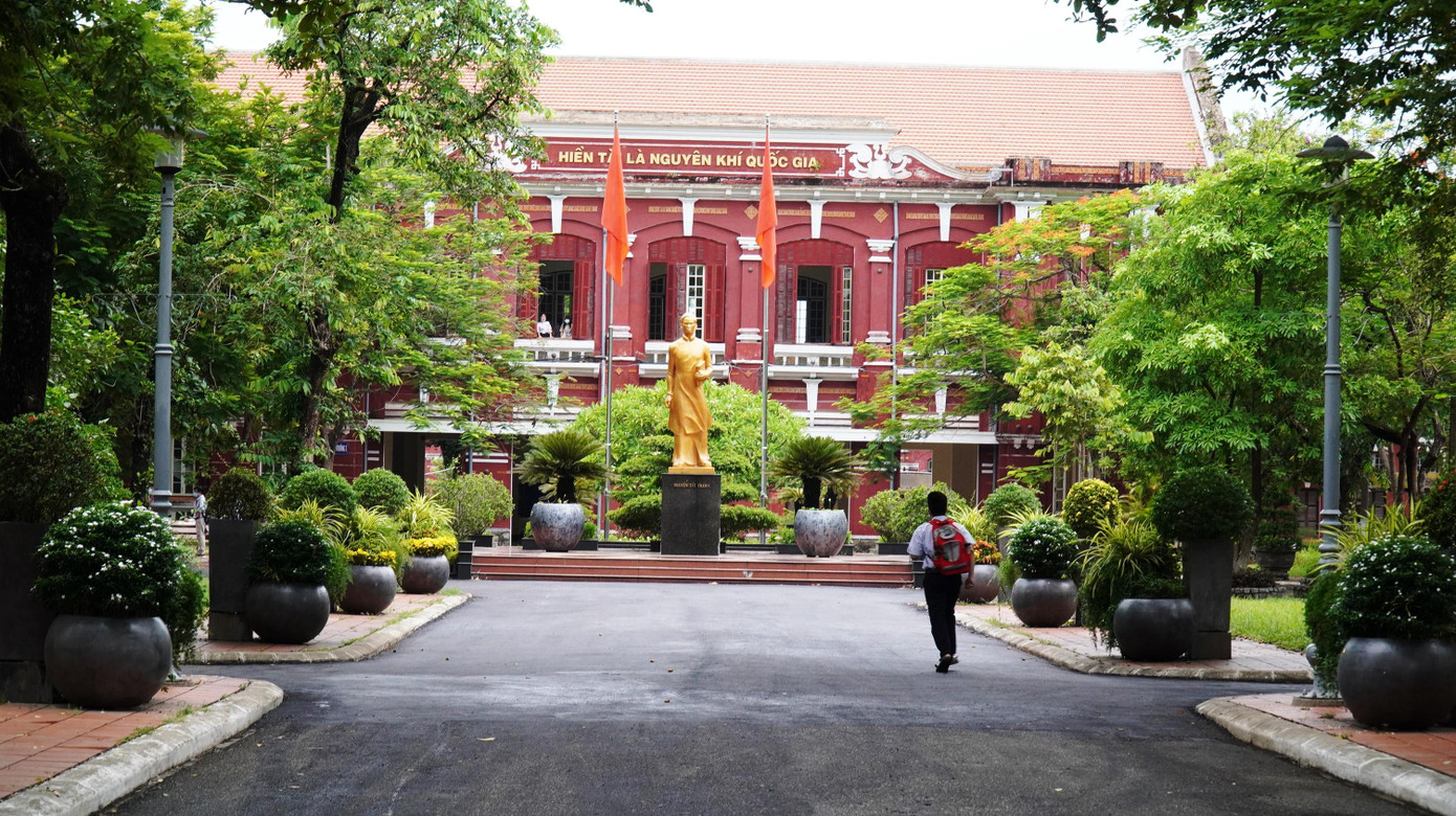 Một thí sinh đi trễ hớt hải chạy vào điểm thi Quốc học Huế do đến đây gần sát giờ thi