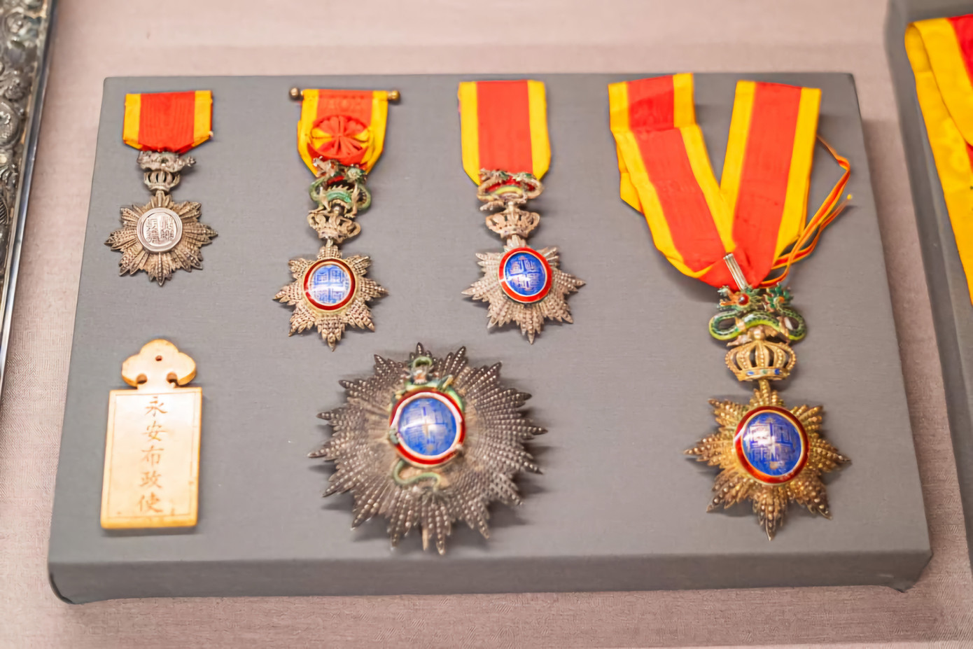 Triển lãm còn nhằm tạo lập những hoạt động gắn với các thú chơi truyền thống lâu đời trong nhân gian, đồng thời tạo nên trải nghiệm mới cho người dân, du khách trong không gian di sản. Ảnh: TTBTDTCĐ Huế.