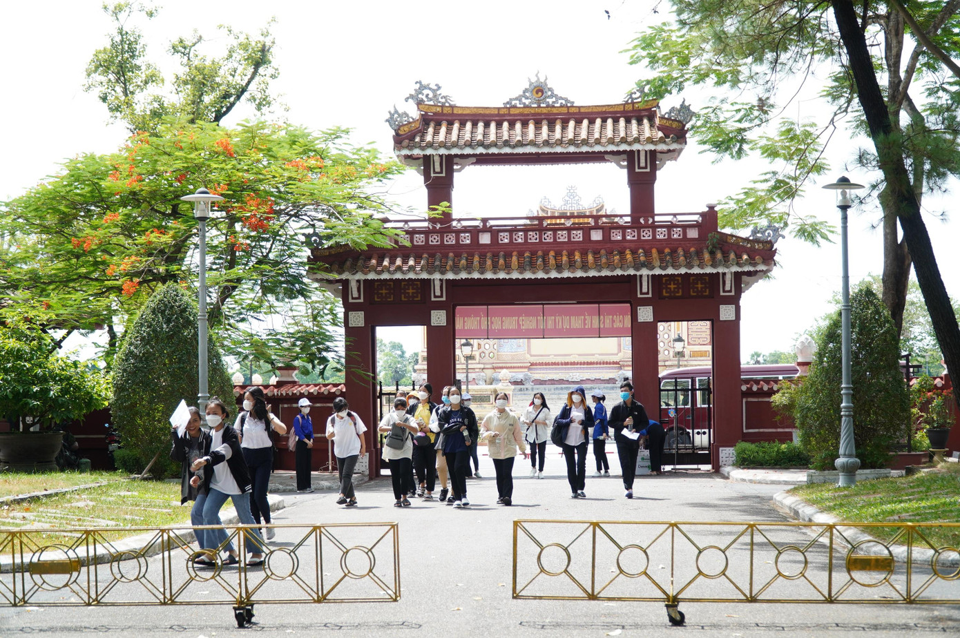 Nhiều năm lại đây, tại TT-Huế không còn tổ chức thi tốt nghiệp THPT tập trung về thành phố Huế và các xã, phường vùng ven đô.