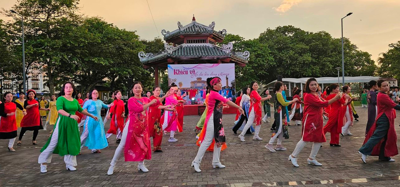 Khiêu vũ với áo dài. Ảnh: Văn Thể Huế Khiêu vũ với áo dài. Ảnh: Văn Thể Huế