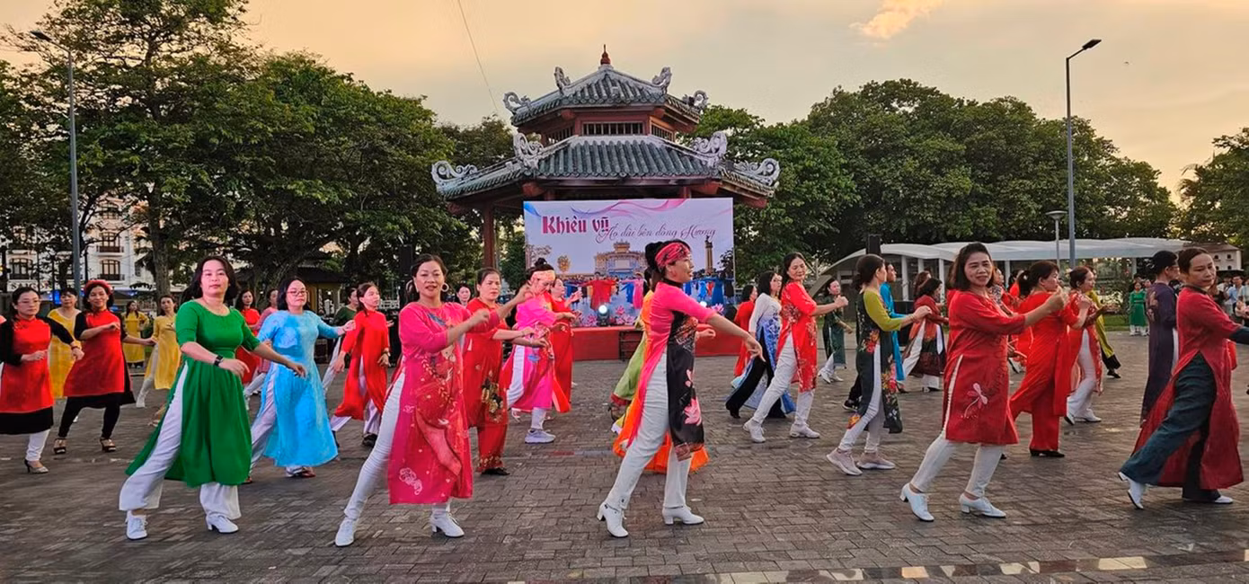 Khiêu vũ với áo dài. Ảnh: Văn Thể Huế