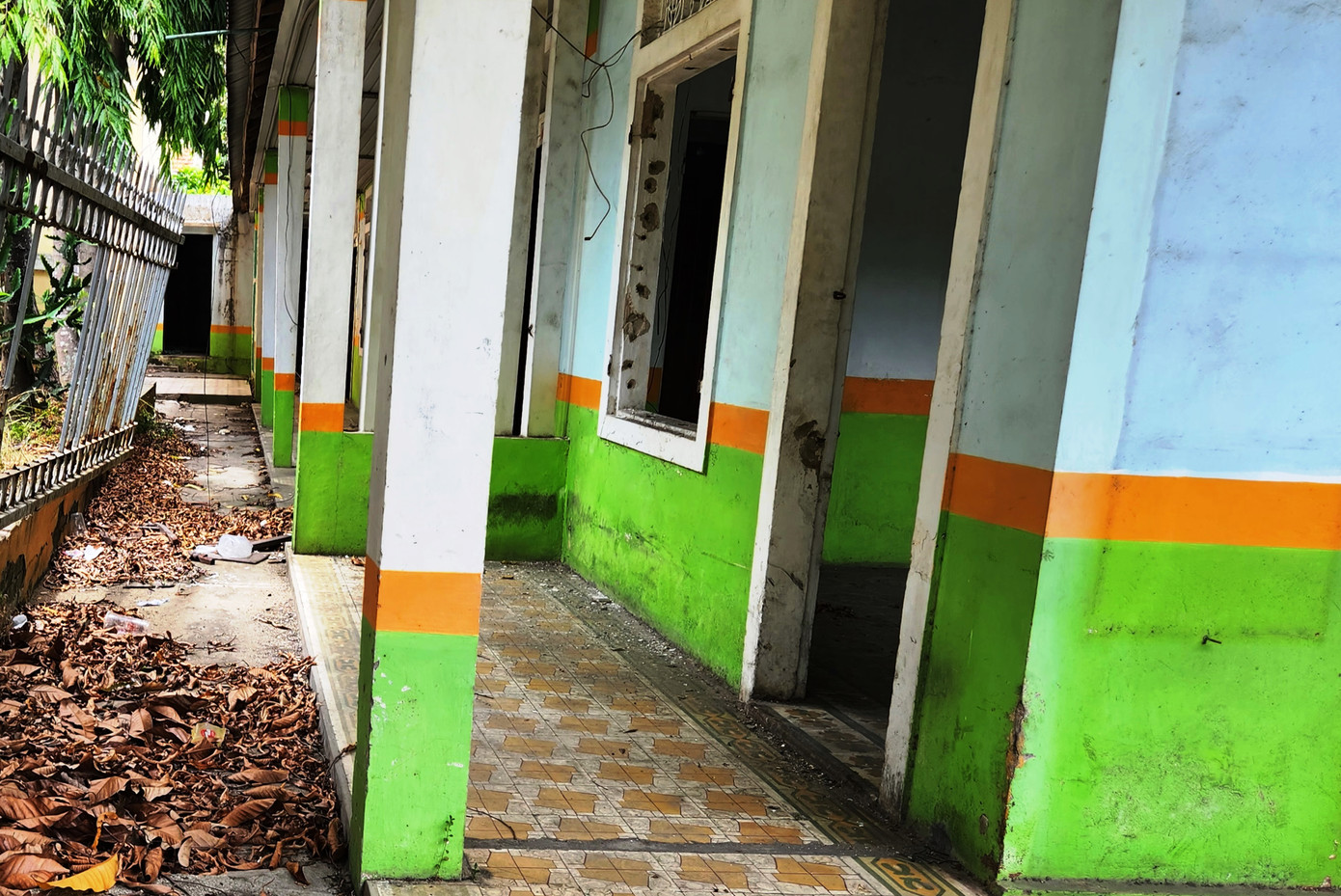 Khu nhà của cũ của Phòng khám chuyên khoa Kế hoạch hóa gia đình (28B Lê Lợi) trở nên trống hoác, hệ thống cửa đã bị tháo dỡ.