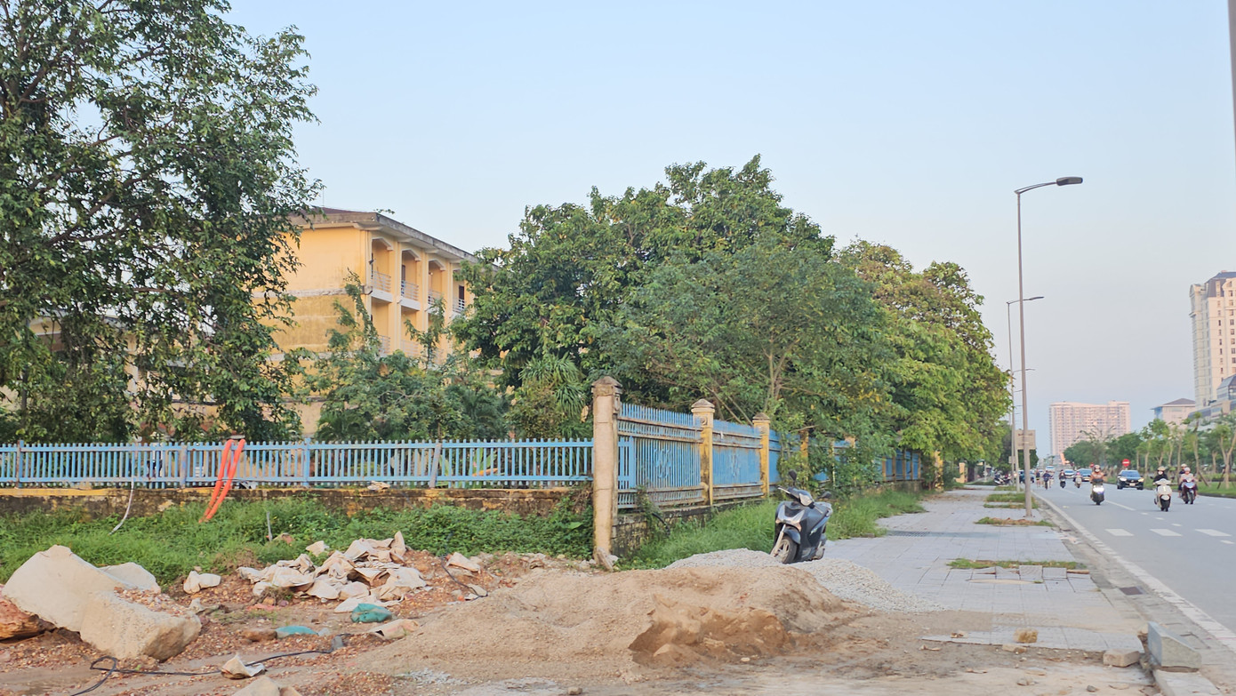 Trong đó, khu 57 Lâm Hoằng là nơi ăn ở và luyện tập của vận động viên và các em học sinh. Còn nhà 47 Đặng Dung là khu hành chính và học tập cho cán bộ, vận động viên. “Trong điều kiện trung tâm chưa được đầu tư xây mới, việc di dời tạm thời về 2 địa chỉ 57 Lâm Hoằng và 47 Đặng Dung là phù hợp với sinh hoạt, ăn ở, học hành, tập luyện của vận động viên, học sinh”, ông Hồ Đắc Quang nêu ý kiến. Ảnh: N.V