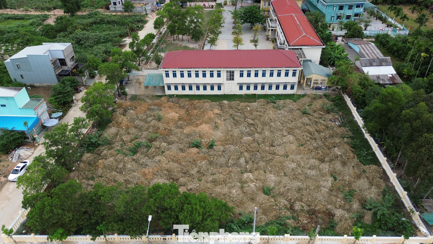 Liên quan sự việc trên, ông Nguyễn Hữu Toàn - Chủ tịch UBND phường Phú Thượng, cho biết, qua khảo sát, địa phương chọn những vị trí thấp trũng để chuyển vật chất nạo vét từ đập La Ỷ về để nâng nền. Việc tập kết, nâng nền này được UBND TP. Huế và cơ quan chức năng chấp thuận.