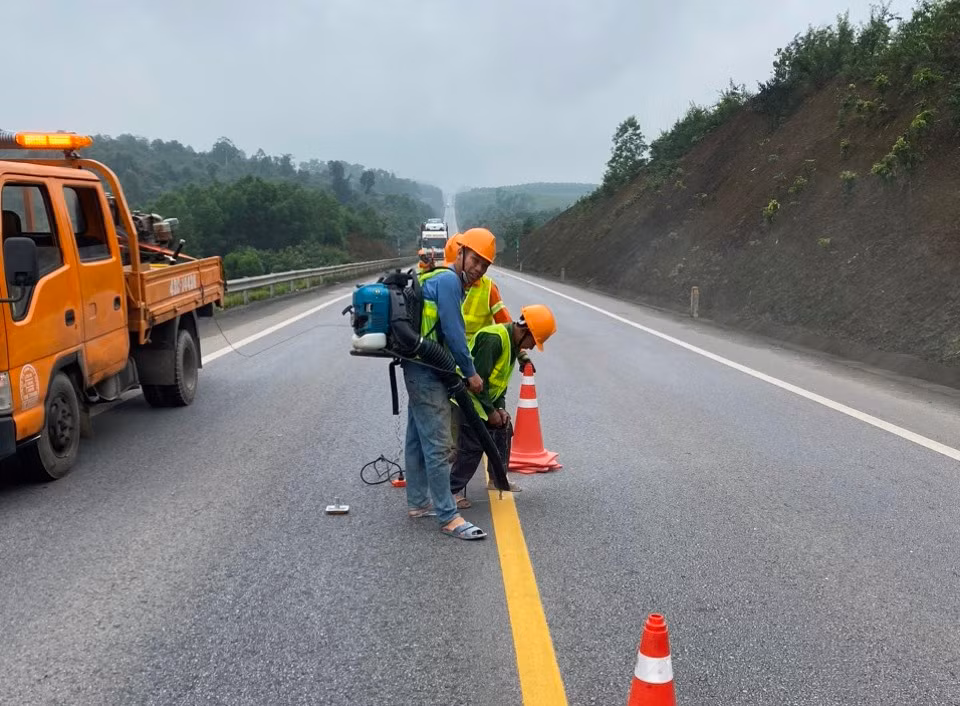 Các hạng mục lắp đặt trụ tiêu, kẽ vạch đường bổ sung, lắp đinh phản quang... dự kiến hoàn thành trong vài ngày tới. Các hạng mục lắp đặt trụ tiêu, kẽ vạch đường bổ sung, lắp đinh phản quang... dự kiến hoàn thành trong vài ngày tới.