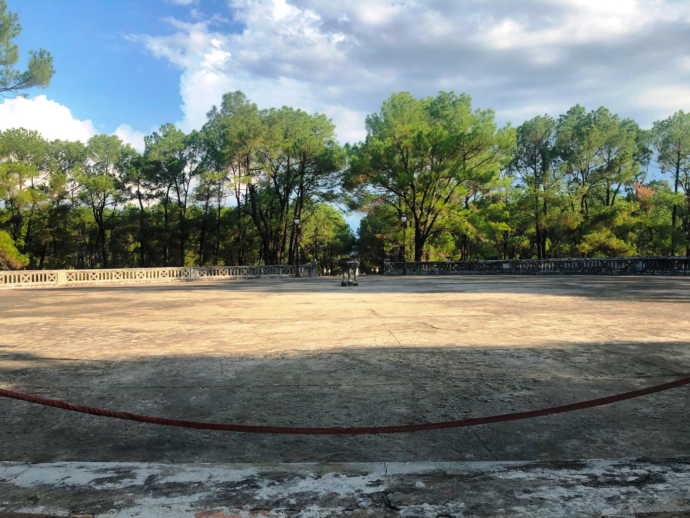 Xung quanh ba tầng đàn này còn có các công trình như Trai cung (dành cho vua vào nghỉ ngơi trai giới trước khi tế lễ vài ngày), Thần trù (nhà bếp, nơi chuẩn bị các con vật cúng tế), Thần khố (kho chứa đồ dùng cho cuộc tế) và một số công trình phụ khác. Trong ảnh: Tầng trên cùng hình tròn - Viên đàn - tượng trưng cho trời