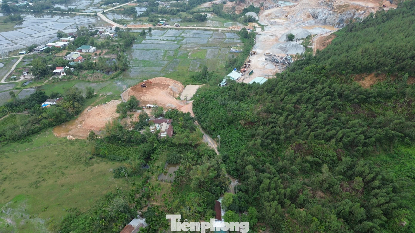 Ông Nguyễn Công Bình - Phó trưởng Ban Quản lý Khu kinh tế, công nghiệp tỉnh TT-Huế, cho rằng, khi di dời dân cần phải bố trí tái định cư cho bà con nhằm tạo sự đồng thuận, đảm bảo quyền lợi của các gia đình chịu ảnh hưởng thiên tai. Đến nay, UBND tỉnh TT-Huế đã giao cho Ban lập kế hoạch, dự toán đầu tư khoảng 65 tỷ đồng để di dời và tái định cư 32 hộ dân thôn Phú Gia. Dự kiến trong năm 2025, 32 hộ dân vùng nguy hiểm dưới chân núi Phú Gia sẽ được chuyển đến các khu tái định cư thuộc Khu Kinh tế Chân Mây - Lăng Cô, huyện Phú Lộc.