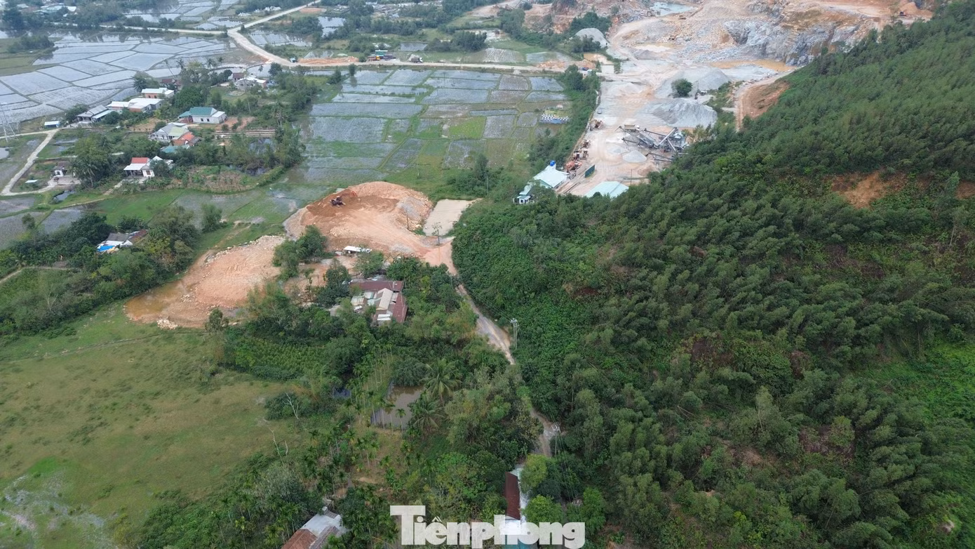 Ông Nguyễn Công Bình - Phó trưởng Ban Quản lý Khu kinh tế, công nghiệp tỉnh TT-Huế, cho rằng, khi di dời dân cần phải bố trí tái định cư cho bà con nhằm tạo sự đồng thuận, đảm bảo quyền lợi của các gia đình chịu ảnh hưởng thiên tai. Đến nay, UBND tỉnh TT-Huế đã giao cho Ban lập kế hoạch, dự toán đầu tư khoảng 65 tỷ đồng để di dời và tái định cư 32 hộ dân thôn Phú Gia. Dự kiến trong năm 2025, 32 hộ dân vùng nguy hiểm dưới chân núi Phú Gia sẽ được chuyển đến các khu tái định cư thuộc Khu Kinh tế Chân Mây - Lăng Cô, huyện Phú Lộc.