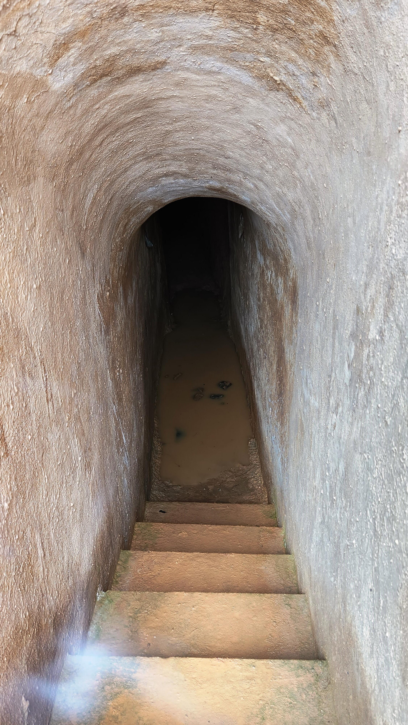 Một lối vào địa đạo. Một lối vào địa đạo.