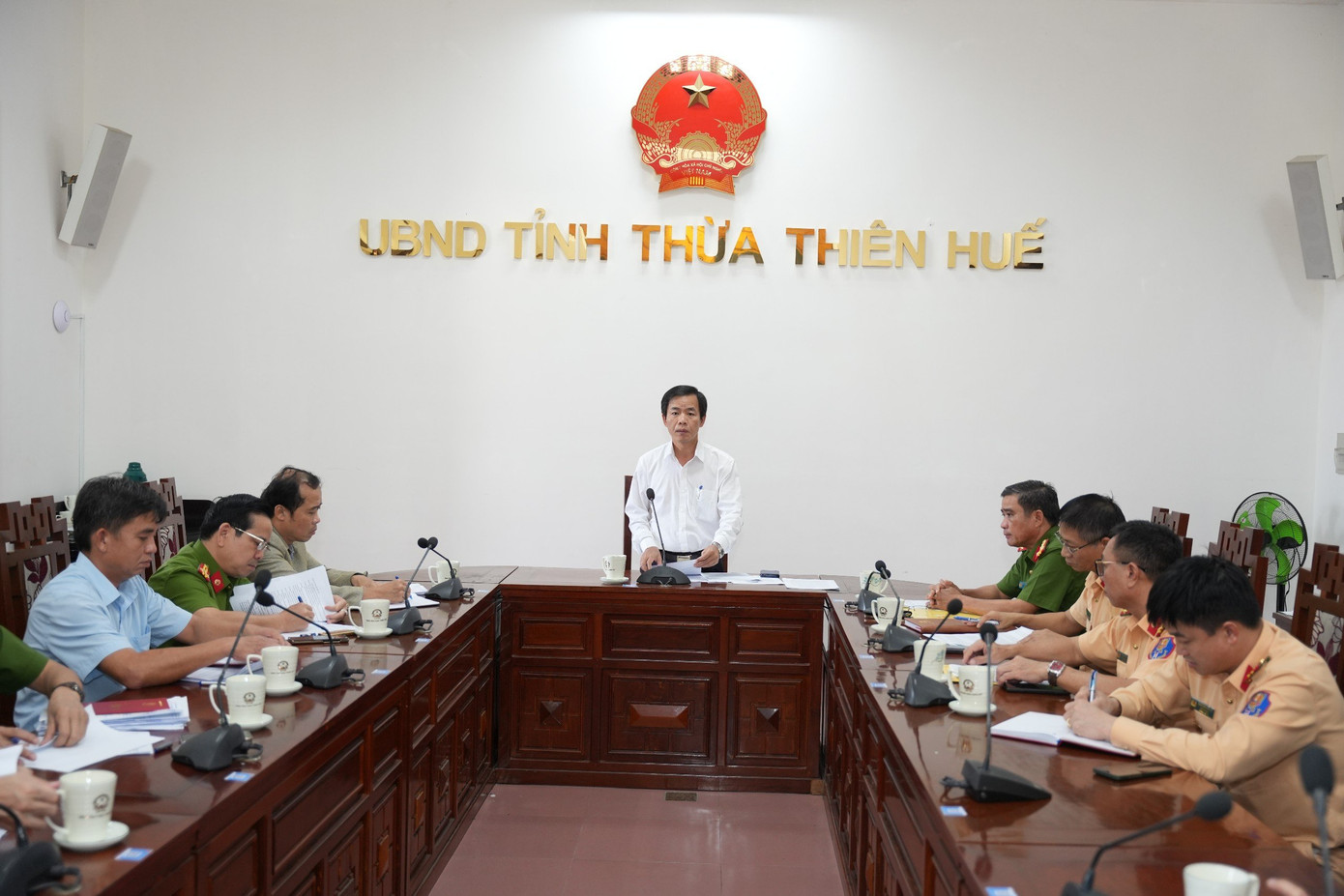 Ông Nguyễn Văn Phương - Chủ tịch UBND tỉnh TT-Huế, chủ trì cuộc họp. Ông Nguyễn Văn Phương - Chủ tịch UBND tỉnh TT-Huế, chủ trì cuộc họp.