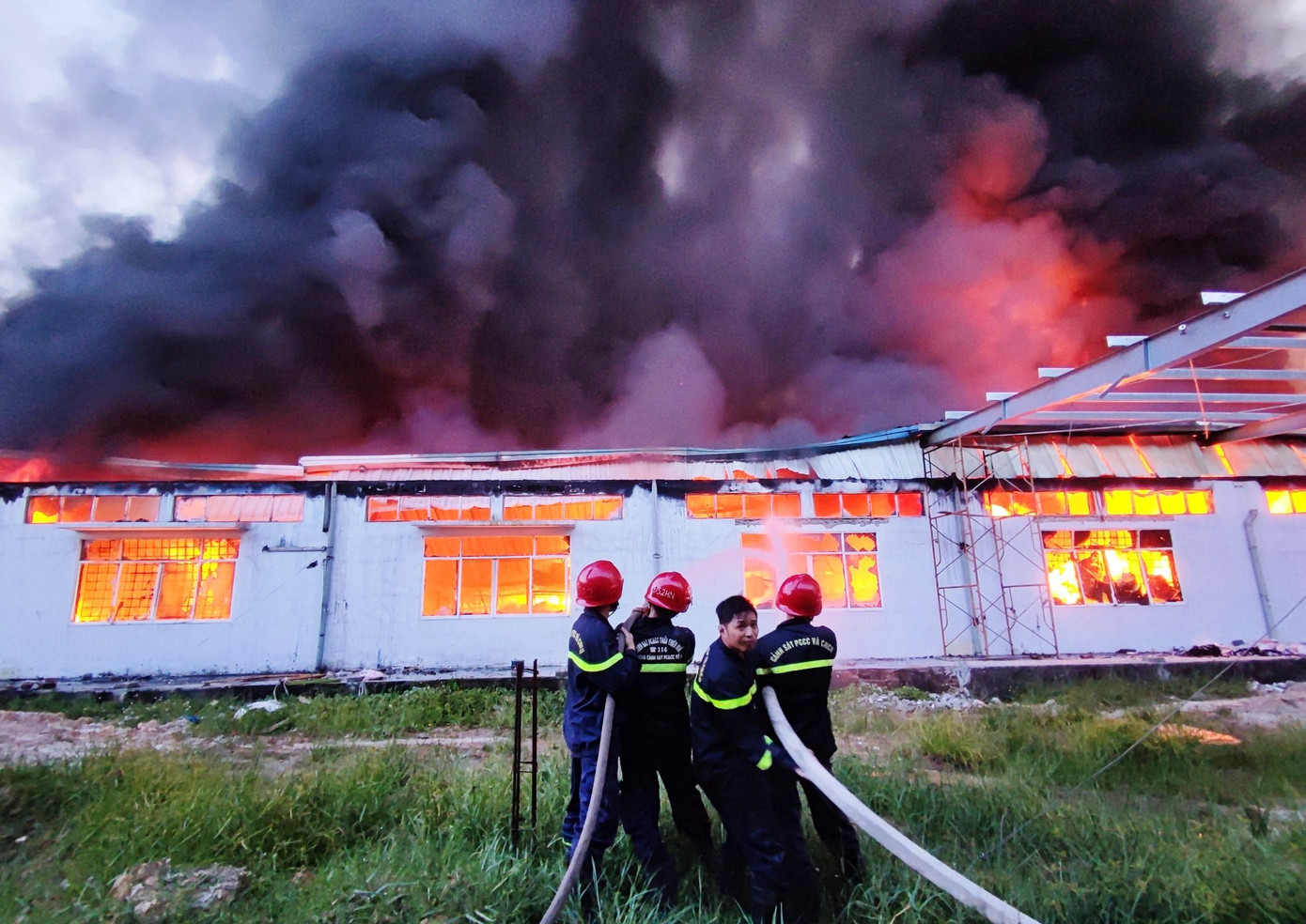 Trước đó, vào khoảng hơn 2h sáng 13/6, tại khu vực nhà xưởng rộng lớn của Công ty Scavi Huế (đóng tại Khu công nghiệp Phong Điền, huyện Phong Điền, TT-Huế) xảy ra cháy. Ngọn lửa bùng phát nhanh và lan rộng, tạo ra những cột khói cao hàng chục mét.