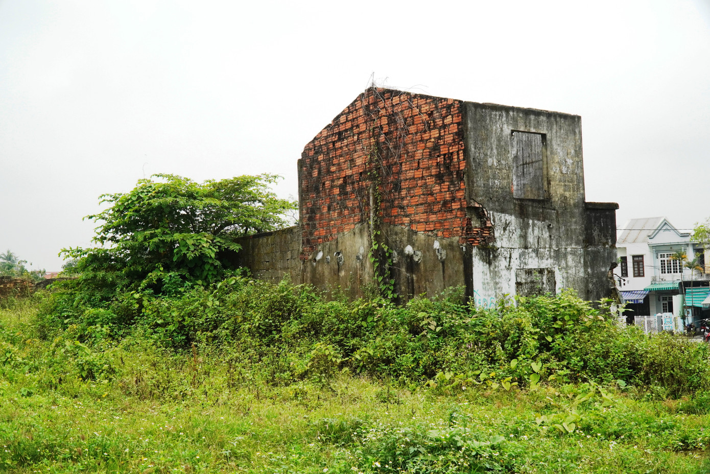 Thực trạng này không chỉ gây cản trở tiến độ thực hiện chỉnh trang của chủ đầu tư và các đơn vị thi công, mà còn khiến những khu vực di tích đã dọn dẹp, hoàn trả mặt bằng, đưa trở về nguyên trạng vốn có hiện trở nên hoang hóa trở lại, do chưa thể bàn giao tổng thể mặt bằng di tích về cho Trung tâm Bảo tồn Di tích Cố đô Huế quản lý, phát huy giá trị.