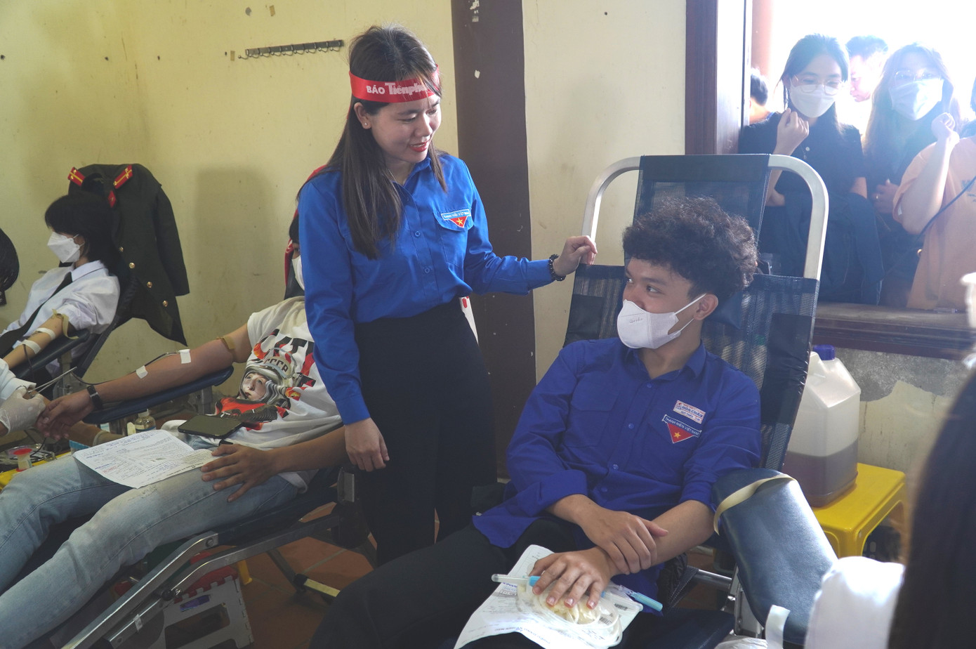 Lãnh đạo Tỉnh Đoàn TT-Huế động viên tinh thần đoàn viên thanh niên tham gia hiến máu.