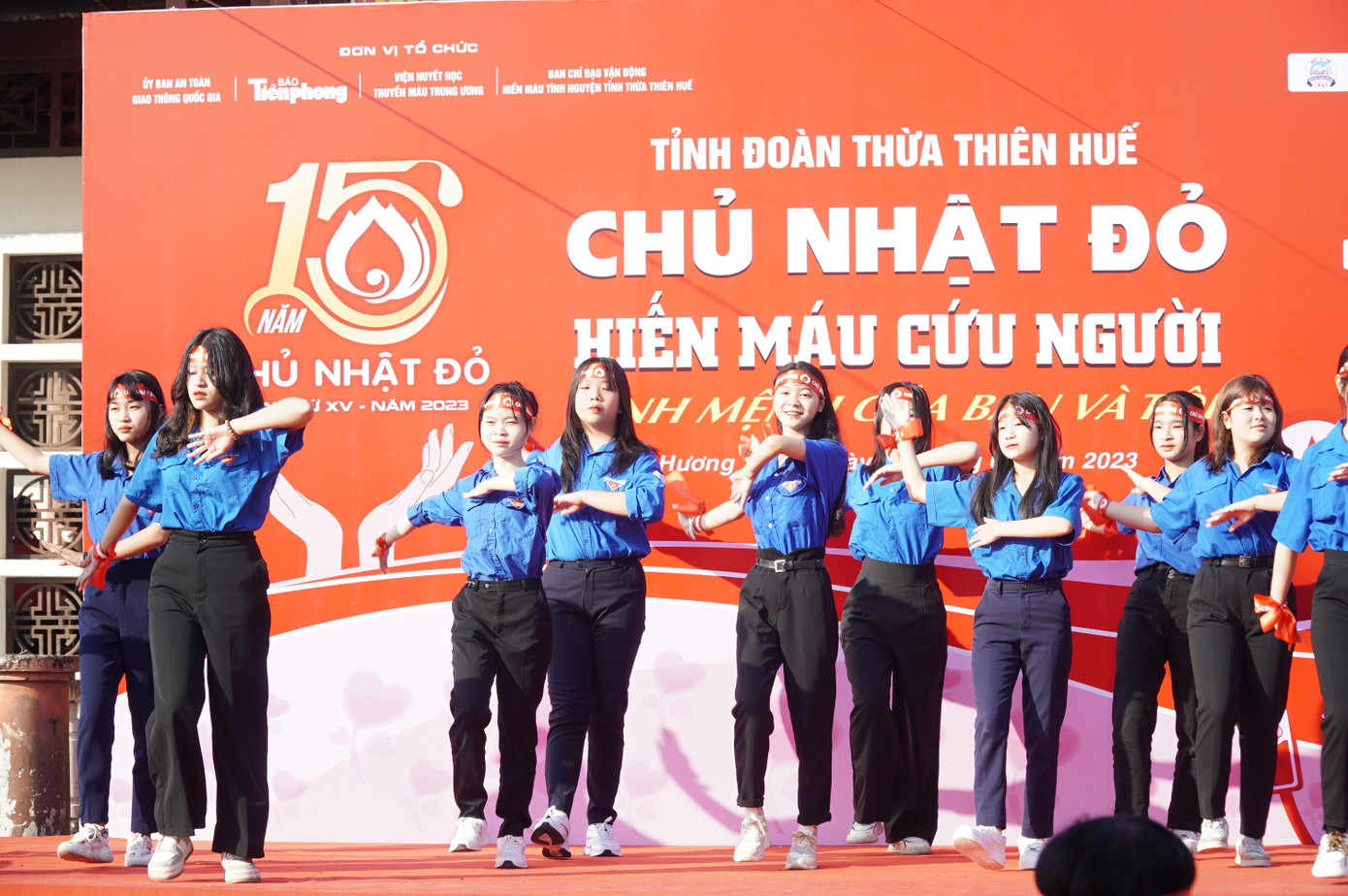 Chủ nhật Đỏ tại TT-Huế diễn ra với không khí vui tươi, phấn khởi. Ảnh: N.V