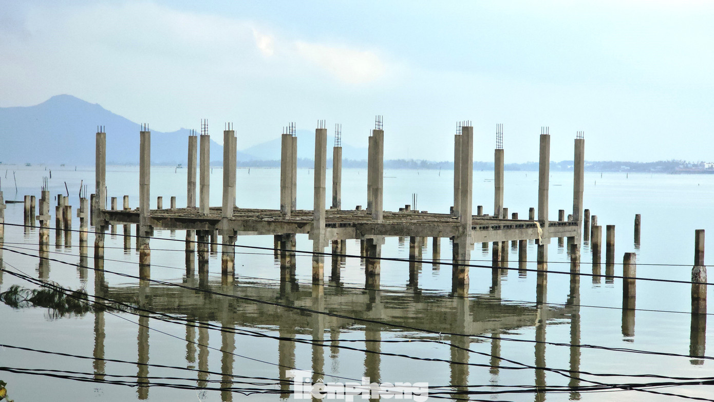 Cùng với đó là những khung nhà sàn bằng bê tông cũng được triển khai xây dựng tại khu vực kể trên. Tuy nhiên, sau thời gian ngắn xây dựng các hạng mục công trình, dự án triển khai cầm chừng rồi dừng hẳn.