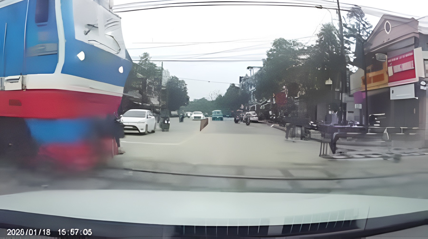 Chắn tàu vẫn chưa đóng kín khi đoàn tàu hỏa băng qua nút giao đường ngang Hồ Đắc Di (Huế) và đường sắt Bắc - Nam. Ảnh cắt từ clip Chắn tàu vẫn chưa đóng kín khi đoàn tàu hỏa băng qua nút giao đường ngang Hồ Đắc Di (Huế) và đường sắt Bắc - Nam. Ảnh cắt từ clip