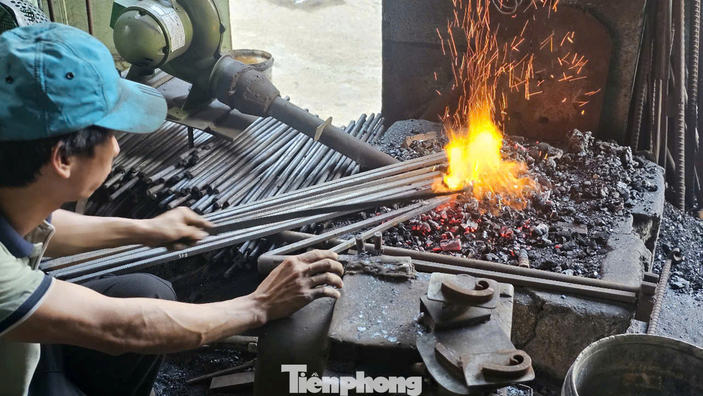 Ông Thái kể rằng xóm rèn từng có khoảng 28 lò rèn chuyên sản xuất các vật dụng, dụng cụ, nông cụ phục vụ cho sản xuất, đời sống sinh hoạt thường nhật. Nguyên liệu chính để tạo ra sản phẩm gồm thép, sắt, nhôm, đồng hoặc hợp kim đồng... Nguyên liệu phụ trợ thường dùng nung nóng là than, khí đốt và nước hoặc dầu để làm nguội sản phẩm sau khi rèn. Nhiều người dân trong xóm nhờ nghề này đã phát triển kinh tế và ổn định cuộc sống. Ông Thái kể rằng xóm rèn từng có khoảng 28 lò rèn chuyên sản xuất các vật dụng, dụng cụ, nông cụ phục vụ cho sản xuất, đời sống sinh hoạt thường nhật. Nguyên liệu chính để tạo ra sản phẩm gồm thép, sắt, nhôm, đồng hoặc hợp kim đồng... Nguyên liệu phụ trợ thường dùng nung nóng là than, khí đốt và nước hoặc dầu để làm nguội sản phẩm sau khi rèn. Nhiều người dân trong xóm nhờ nghề này đã phát triển kinh tế và ổn định cuộc sống.