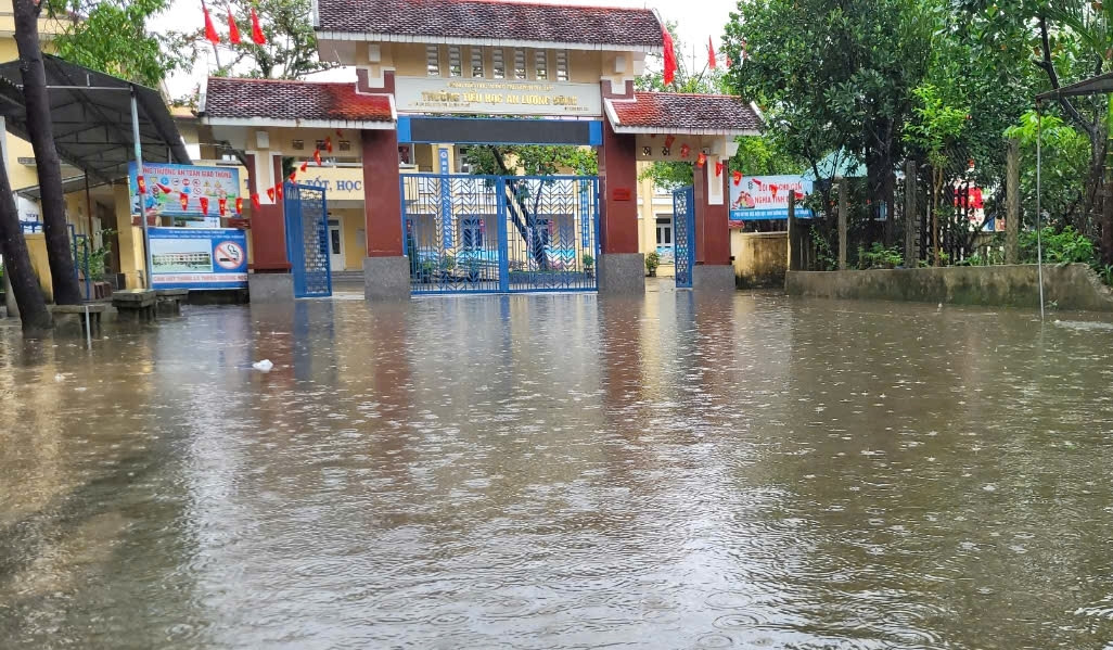 Tất cả các trường học tại TT-Huế tạm dừng hoạt động để học sinh ở nhà tránh lũ lụt.