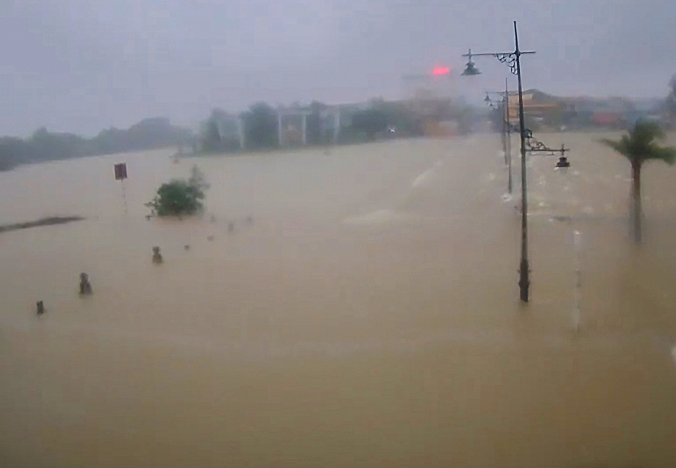 Lũ trên các sông lớn tại Huế dâng nhanh do mưa rất lớn ở thượng nguồn.