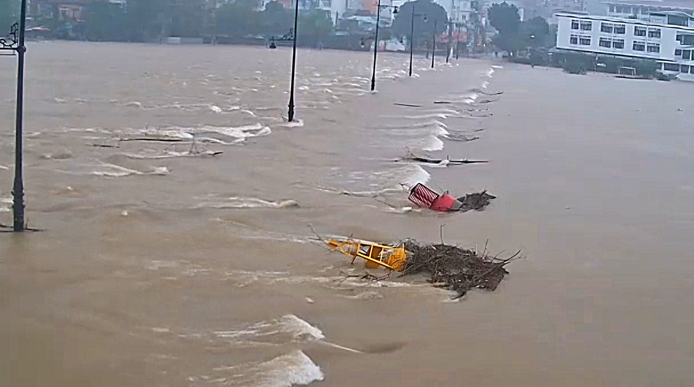 Nước lũ từ sông Hương dâng cao tràn qua Đập Đá gây ách tắc giao thông giữa tuyến đường Nguyễn Sinh Cung và Lê Lợi, TP. Huế.