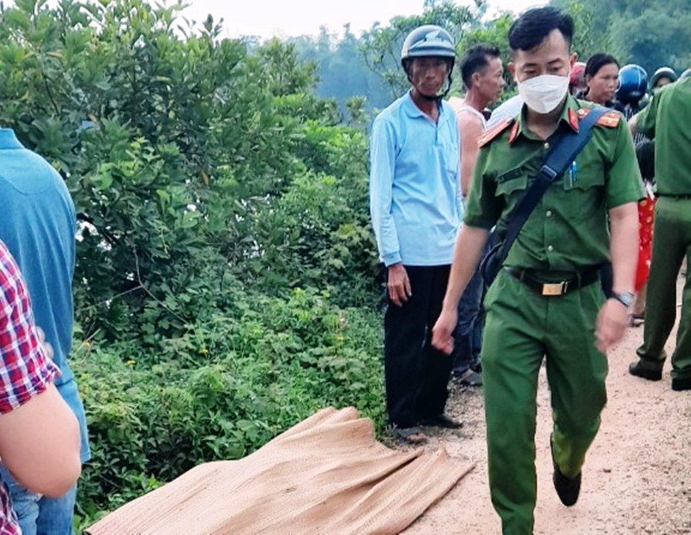 Lực lượng chức năng vào cuộc làm rõ nguyên nhân học sinh lớp 8 tắm hồ tử vong. Ảnh: CTV