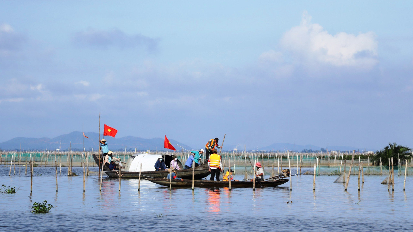 Cũng theo ông Nguyễn Văn Chính, UBND huyện Phú Vang đã có phương án sắp xếp, quản lý các hoạt động khai thác, nuôi trồng thủy sản trên vùng đầm phá toàn huyện, nhằm bảo vệ hệ sinh thái, khơi thông luồng lạch, bảo đảm an toàn giao thông đường thủy, trả lại môi trường phát triển thủy sản tự nhiên, bảo vệ tài nguyên môi trường theo hướng bền vững, hiệu quả.