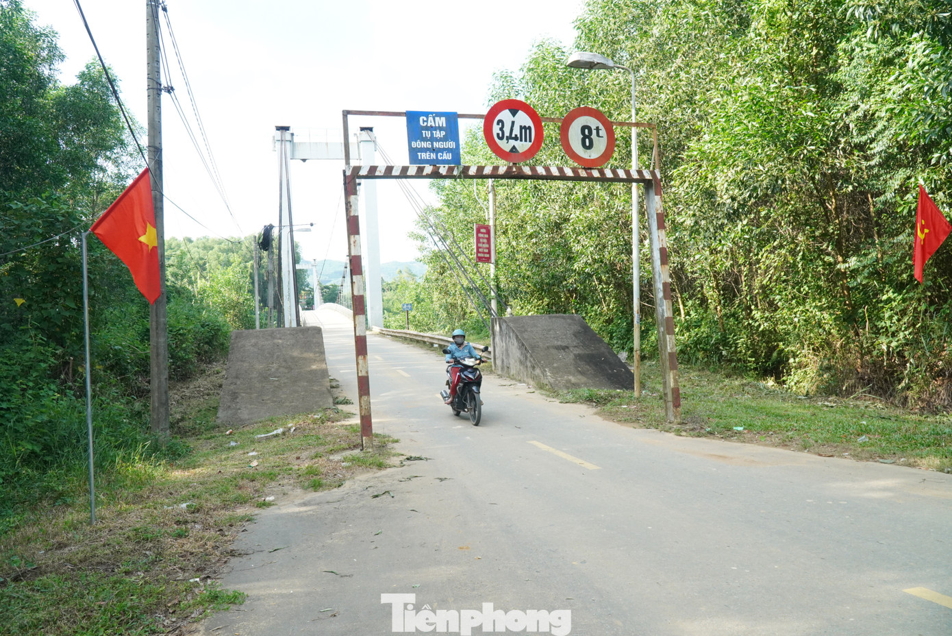 Trước đây, khi đưa vào khai thác, cầu có trọng tải từ 13-18 tấn. Sau khi công trình bị xuống cấp, hết hạn sử dụng, cầu đã được cơ quan chức năng cho hạ tải xuống còn 8 tấn.