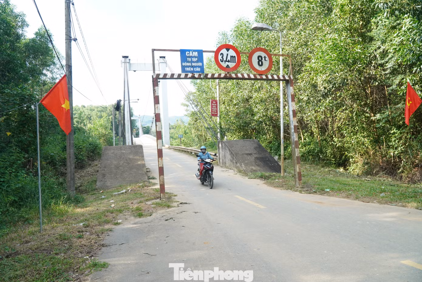 Trước đây, khi đưa vào khai thác, cầu có trọng tải từ 13-18 tấn. Sau khi công trình bị xuống cấp, hết hạn sử dụng, cầu đã được cơ quan chức năng cho hạ tải xuống còn 8 tấn.