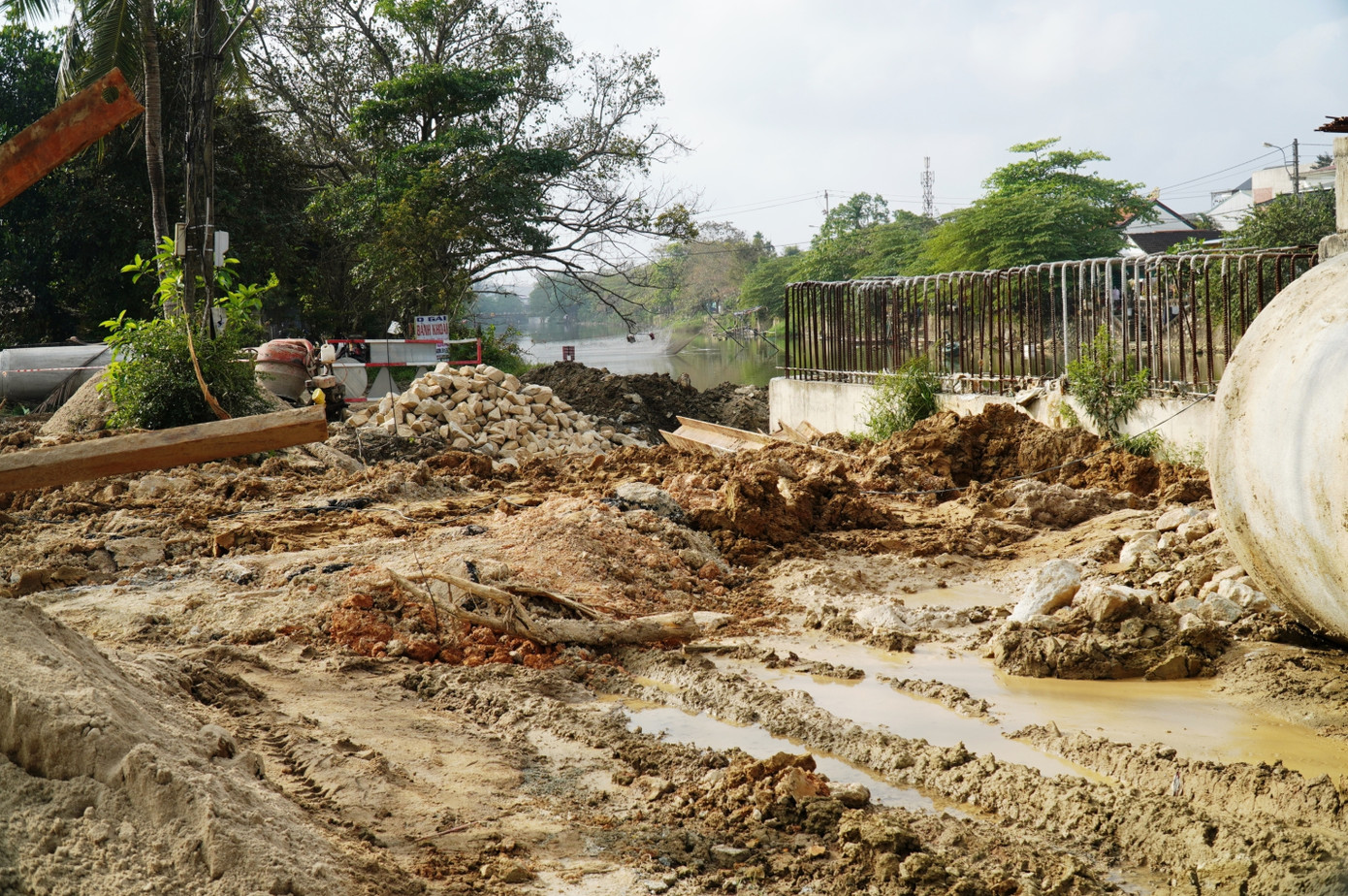 Công trình ngổn ngang.
