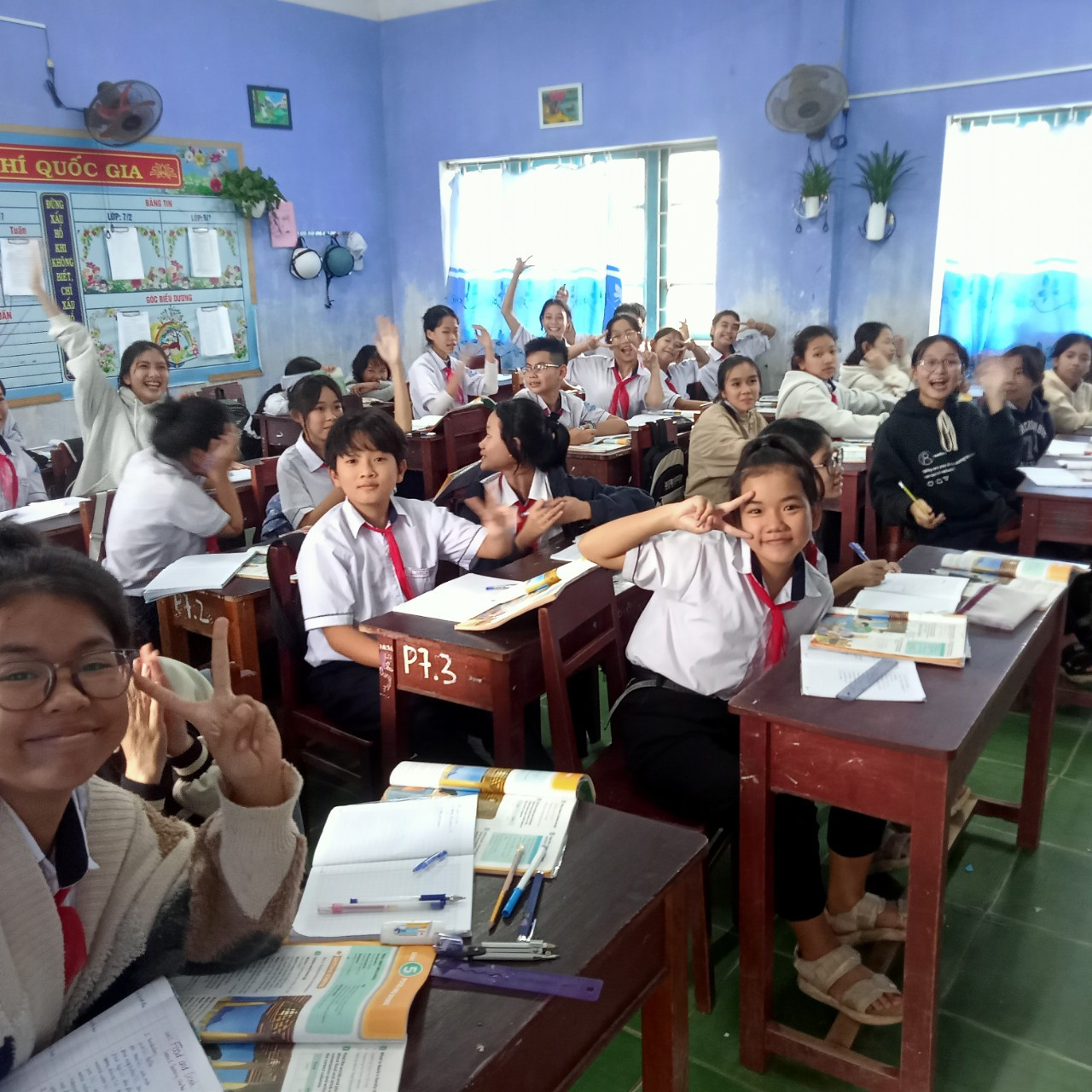 Học sinh hân hoan trở lại trường sau những ngày mưa lũ.