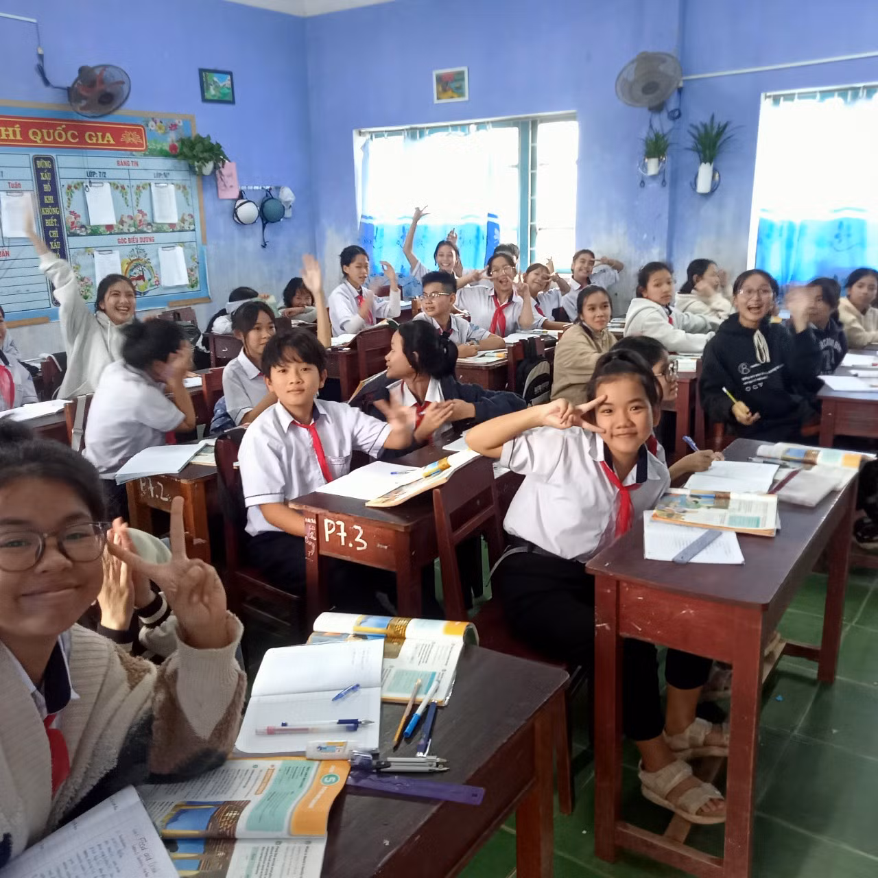 Học sinh hân hoan trở lại trường sau những ngày mưa lũ.