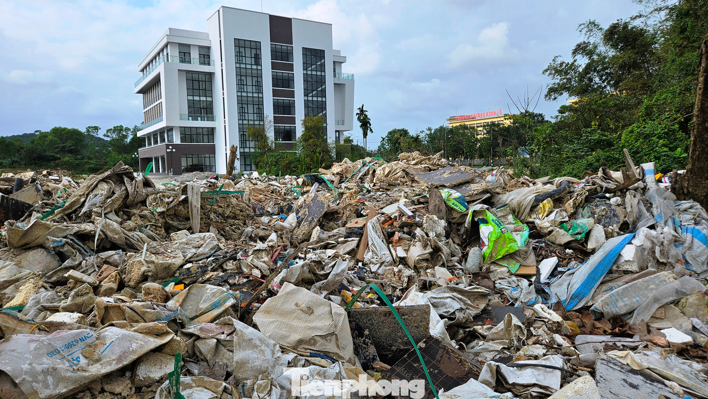 Theo ghi nhận, khu quy hoạch Trường Bia (thuộc ĐH Huế) hiện là một trong những điểm nóng ô nhiễm môi trường tại Huế do vấn nạn đổ trộm rác thải gây ra. Nơi đây đang trở thành bãi rác “khủng”. Theo ghi nhận, khu quy hoạch Trường Bia (thuộc ĐH Huế) hiện là một trong những điểm nóng ô nhiễm môi trường tại Huế do vấn nạn đổ trộm rác thải gây ra. Nơi đây đang trở thành bãi rác “khủng”.