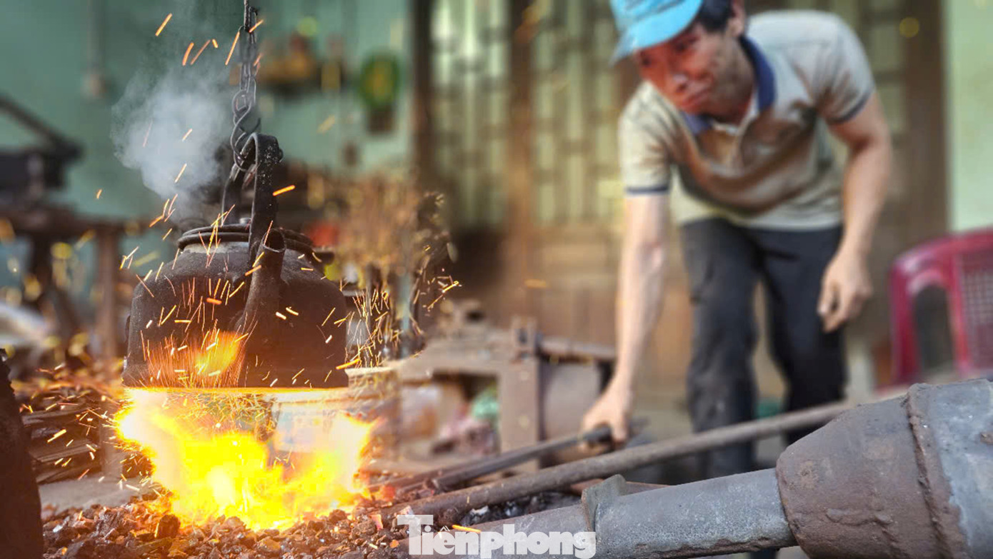 Các lò rèn ở xóm rèn Bao Vinh thường đồng loạt nổi lửa vào buổi sáng với tiếng quai búa, bệ lò, âm thanh va chạm của kim loại vang dậy cả một góc phố cổ. Buổi chiều, phần lớn các lò rèn ngừng nghỉ để người nhà mang sản phẩm rèn đi giao ở nơi khác hoặc mang ra chợ bán. Các lò rèn ở xóm rèn Bao Vinh thường đồng loạt nổi lửa vào buổi sáng với tiếng quai búa, bệ lò, âm thanh va chạm của kim loại vang dậy cả một góc phố cổ. Buổi chiều, phần lớn các lò rèn ngừng nghỉ để người nhà mang sản phẩm rèn đi giao ở nơi khác hoặc mang ra chợ bán.