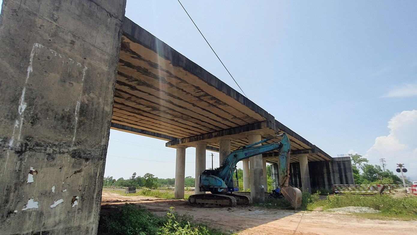 Theo kế hoạch ban đầu, công trình có thời gian thi công trong 3 năm bằng nguồn vốn Trung ương. Tuy nhiên, sau khi Chính phủ có nghị quyết siết chặt đầu tư công, dự án nằm trong diện phải tạm dừng, tạm hoãn thi công do thiếu vốn.