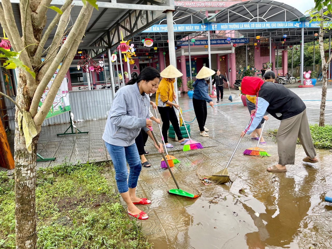 Bùn đất được dọn sạch để bảo đảm vệ sinh trường lớp.