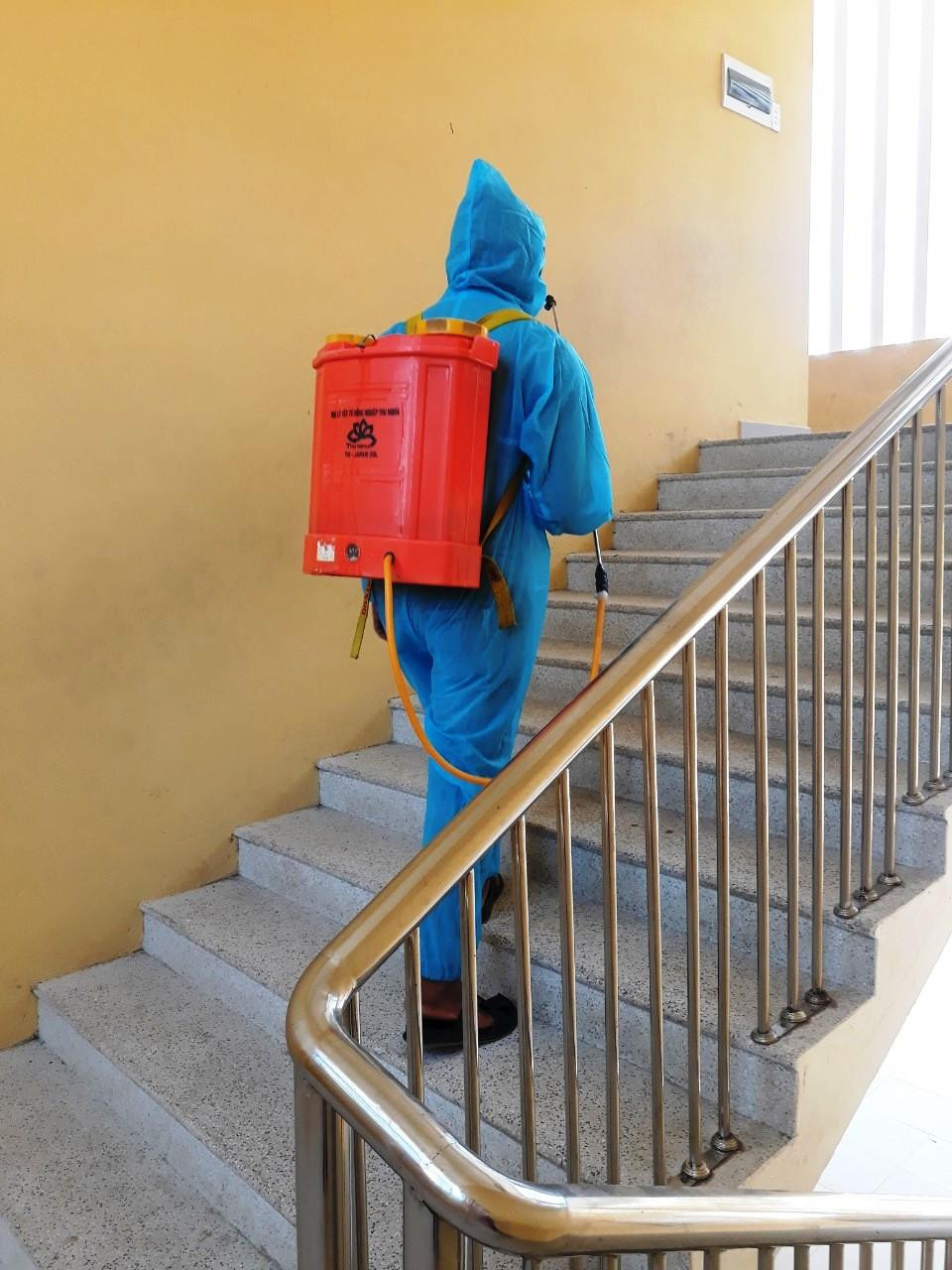 Tất cả các phòng học đều được phun hóa chất tiêu độc, khử trùng bảo đảm phòng dịch COVID-19