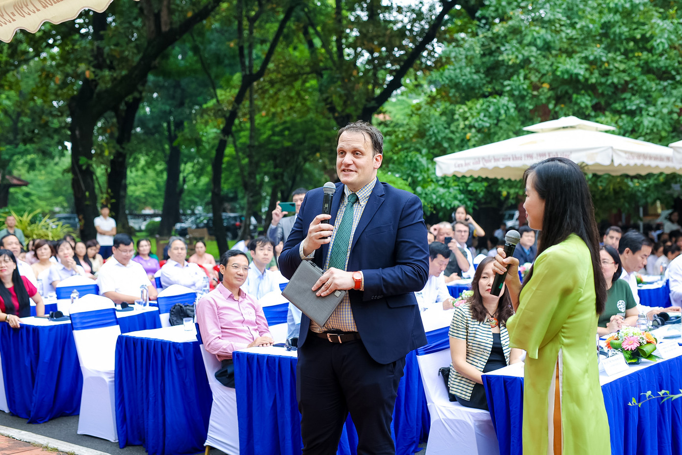 Đại diện tổ chức quốc tế phát biểu giao lưu.