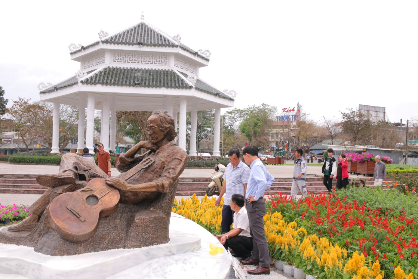 Trước đó, Trung tâm Công viên Cây xanh TP. Huế đã tiến hành lắp dựng bức tượng để phục vụ cho lễ khánh thành tượng nghệ thuật cố nhạc sĩ Trịnh Công Sơn. Ảnh: Luân Nguyễn