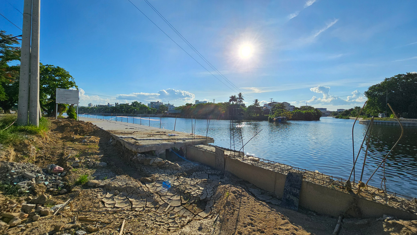 Đoạn còn lại qua phường Xuân Phú đã đúc xong mặt đường, chưa lắp lan can, nhiều đoạn hiện lát đá dang dở rồi dừng lại.