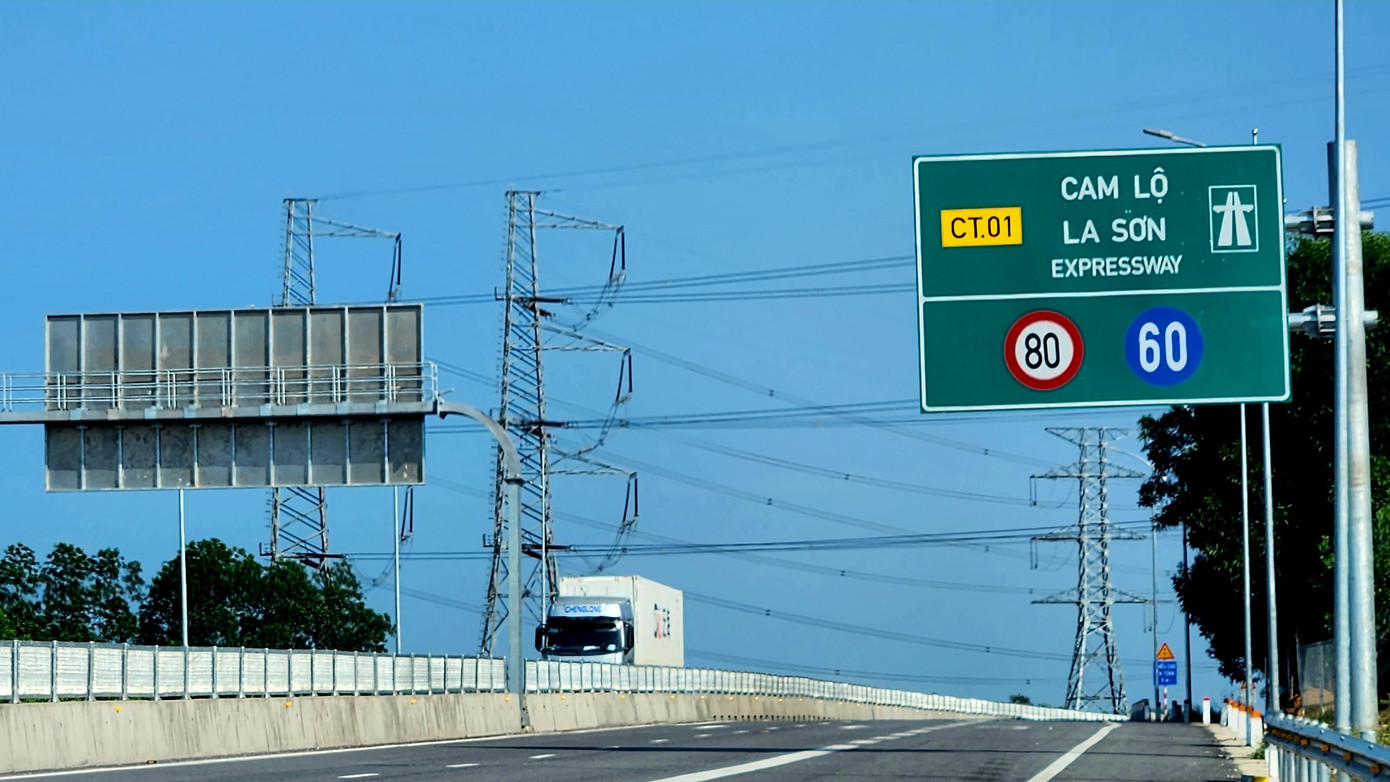 Trên tuyến cao tốc này còn được cắm biển cấm xe tải trọng trên 10 tấn đi qua, nhằm đảm bảo an toàn cho người và phương tiện tham gia giao thông và tăng quỹ thời gian thi công cho nhà thầu, đáp ứng tiến độ hoàn thành công trình xử lý sạt trượt.Ảnh: Ngọc Văn Trên tuyến cao tốc này còn được cắm biển cấm xe tải trọng trên 10 tấn đi qua, nhằm đảm bảo an toàn cho người và phương tiện tham gia giao thông và tăng quỹ thời gian thi công cho nhà thầu, đáp ứng tiến độ hoàn thành công trình xử lý sạt trượt.Ảnh: Ngọc Văn